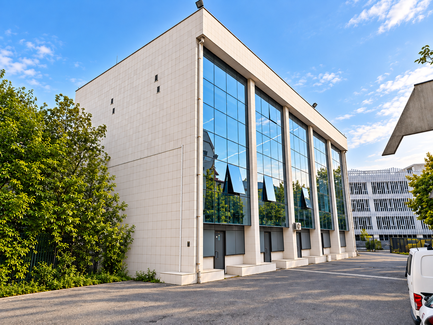 Pamja e pasme dhe anësore e objektit Swiss Vision Group në Tetovë